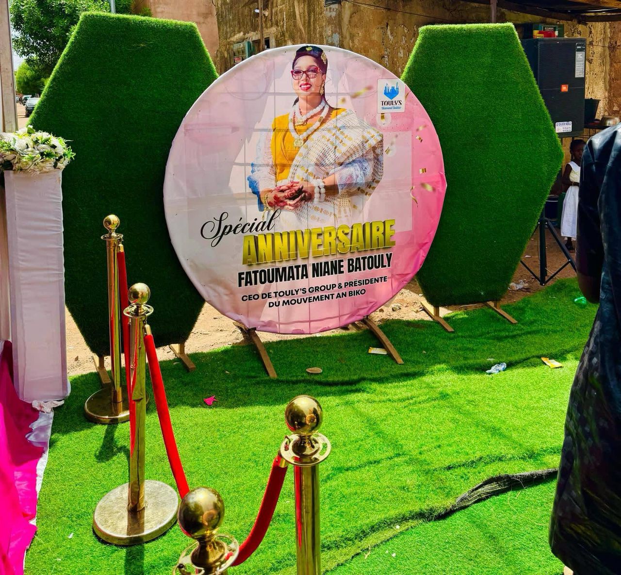 Sous le signe de la solidarité et du partage : La Présidente Fatoumata NIANE célèbre son anniversaire avec les pensionnaires de  l’orphelinat Dalibougou de Magnambougou.